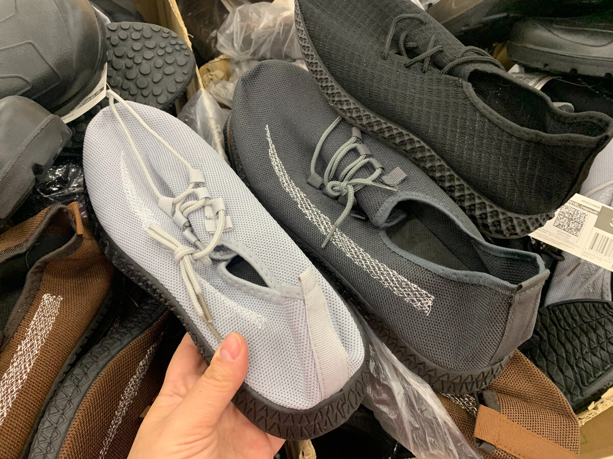Всем огромный привет! Сегодня в магазин Светофор привезли кроссовки мужские в ассолртименте. Они тканевые, на шнуровке. Размеры с 40 по 45. Изготовитель Китай. Цена 623 рубля.