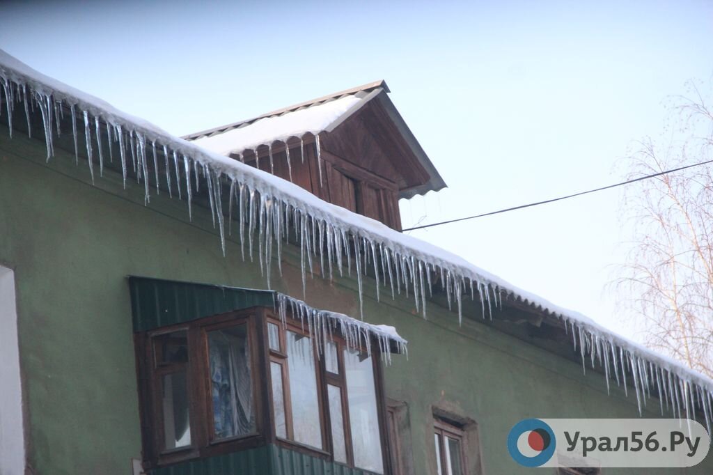    Житель Оренбурга хочет взыскать с УК более 400 тысяч рублей за упавший с крыши на его авто снег