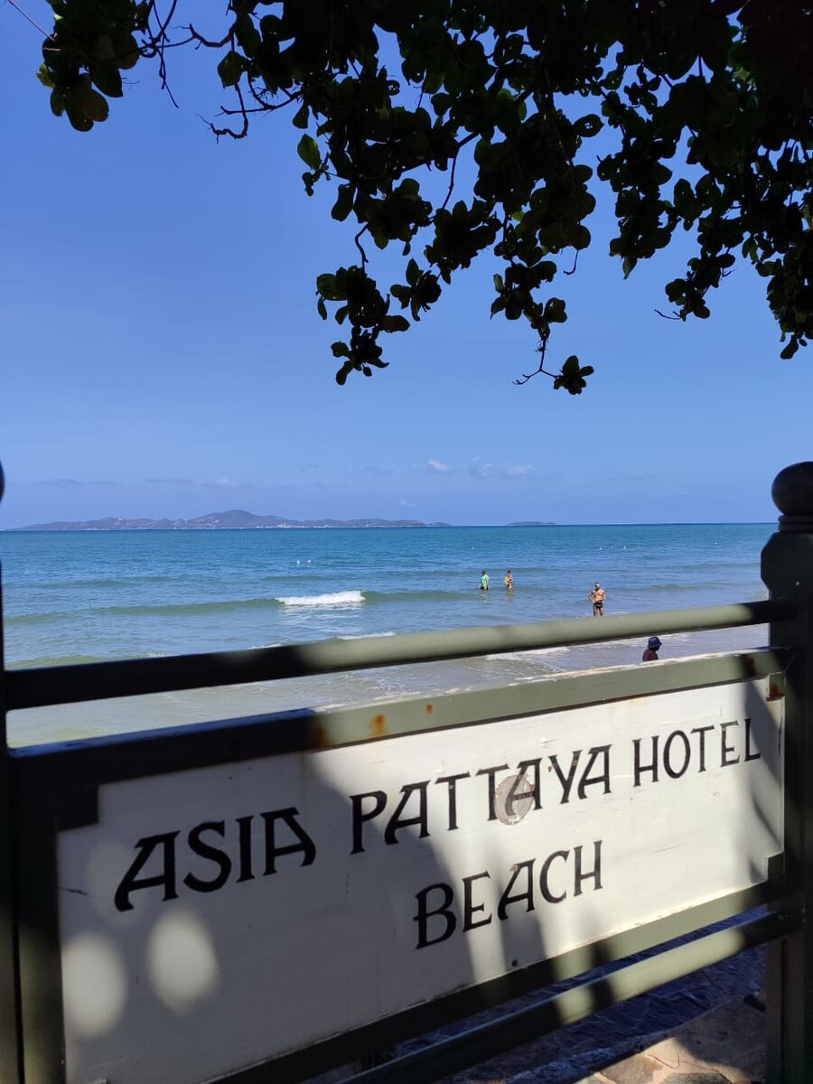 Вид с территории отеля, на горизонте видны острова