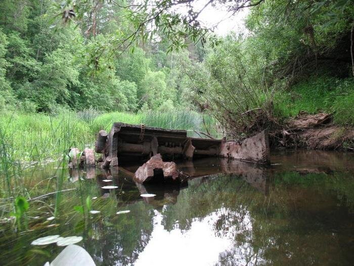 Останки танка КВ в реке Воря (esosedi.org)