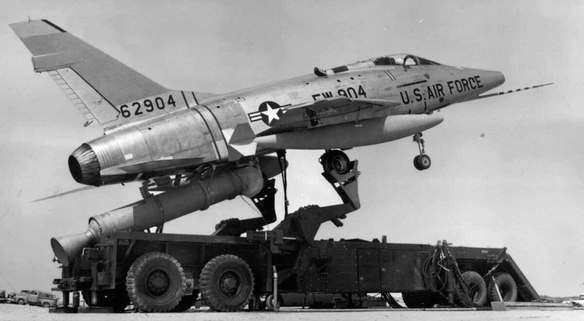 F-100 ZEL на стартовой площадке