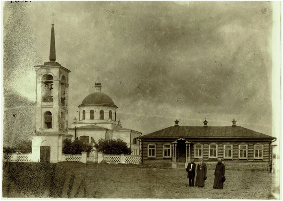 Фото члена Комиссии А.А.Попова в селе Лисичкино, Аткарского уезда и находящихся в нем трофеев войны 1812 года. Описание храма и прочего сделано членом комиссии И.С.Куликовым.