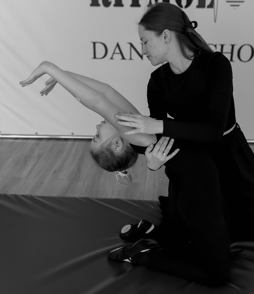 Гимнастика для детей в школе танцев "RITMOLOVE" в г. Ялта