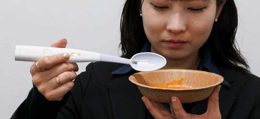 Электрическая ложка, разработанная японским холдингом Kirin, поступила в продажу. Новинка усиливает соленость пищи, снижая потребление NaCl, утверждает компания.