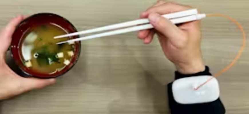 Электрическая ложка, разработанная японским холдингом Kirin, поступила в продажу. Новинка усиливает соленость пищи, снижая потребление NaCl, утверждает компания.-2