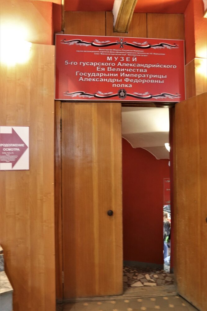 Вход в музей на цокольном этаже здания.