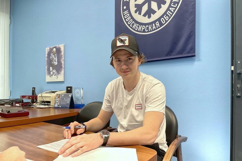    Хоккеист Дмитрий Овчинников вернулся в Новосибирск. Фото: ХК «Сибирь»