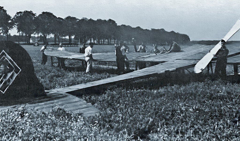 Гитлеровцы устанавливают макеты, имитирующие бомбардировщики у границы с Францией, фото: 1939 г.