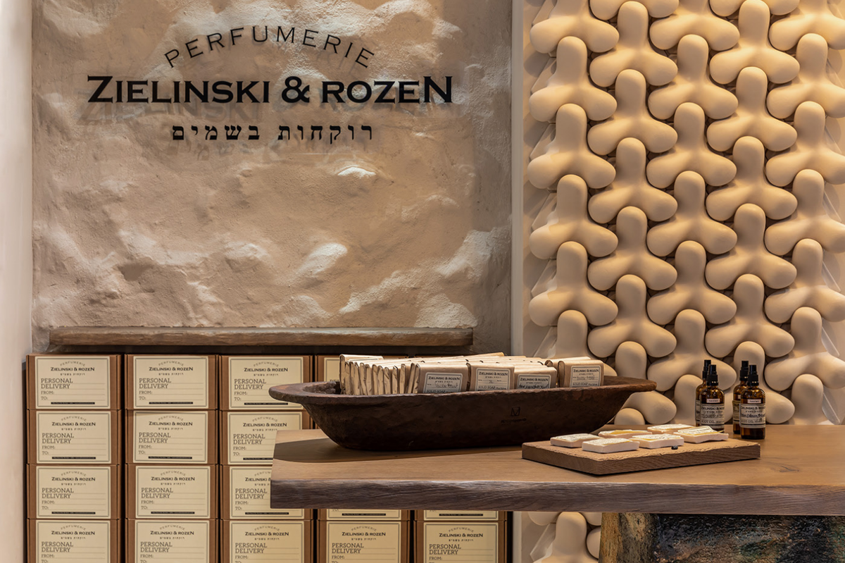 Zielinski & Rozen — израильский парфюмерный дом, основанный в 1905 году. Первый шоу-рум бренда в Украине открылся в ЦУМе, в самом центре Киева.-2