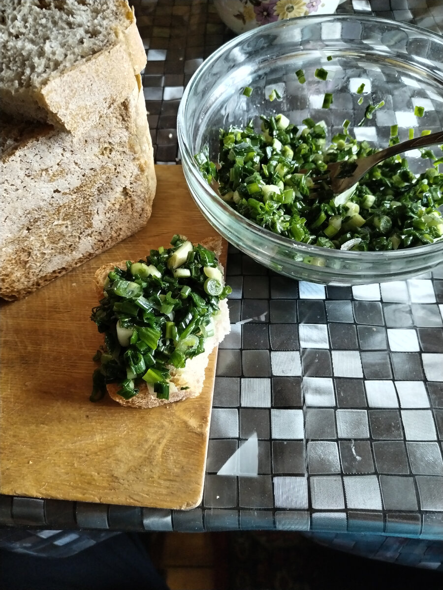 Мой перекус. Обожаю "толченый" зелёный лук! 