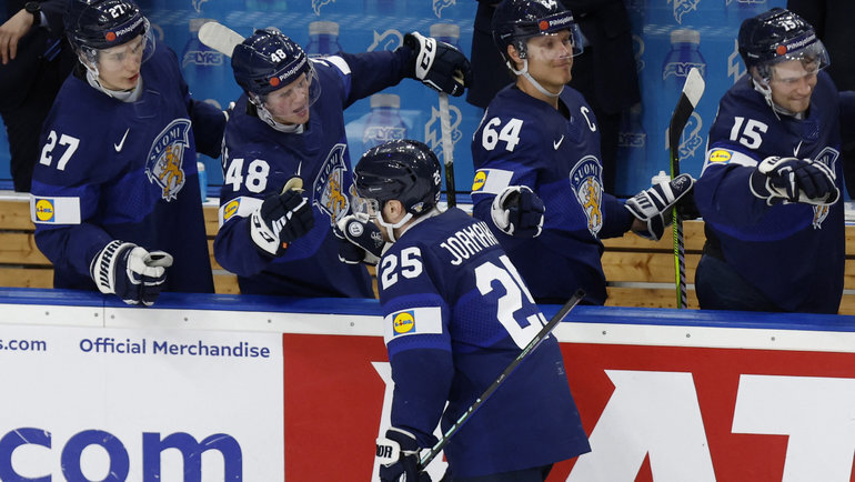    Пекка Йормакка празднует гол сборной Финляндии. Reuters