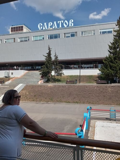 Новая остановка на пути следования теплохода - Саратов, "Сары" - желтый, "тау" - гора. 