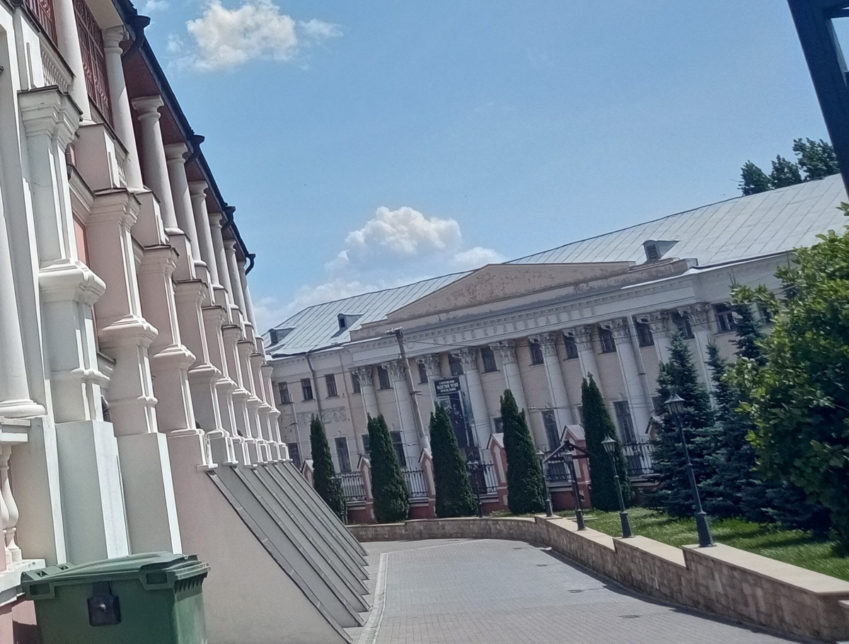 Здание с колоннами справа - музей, памятник классицизма первой четверти 19 века, слева Свято-Троицкий собор, туда я тоже заглянула позже