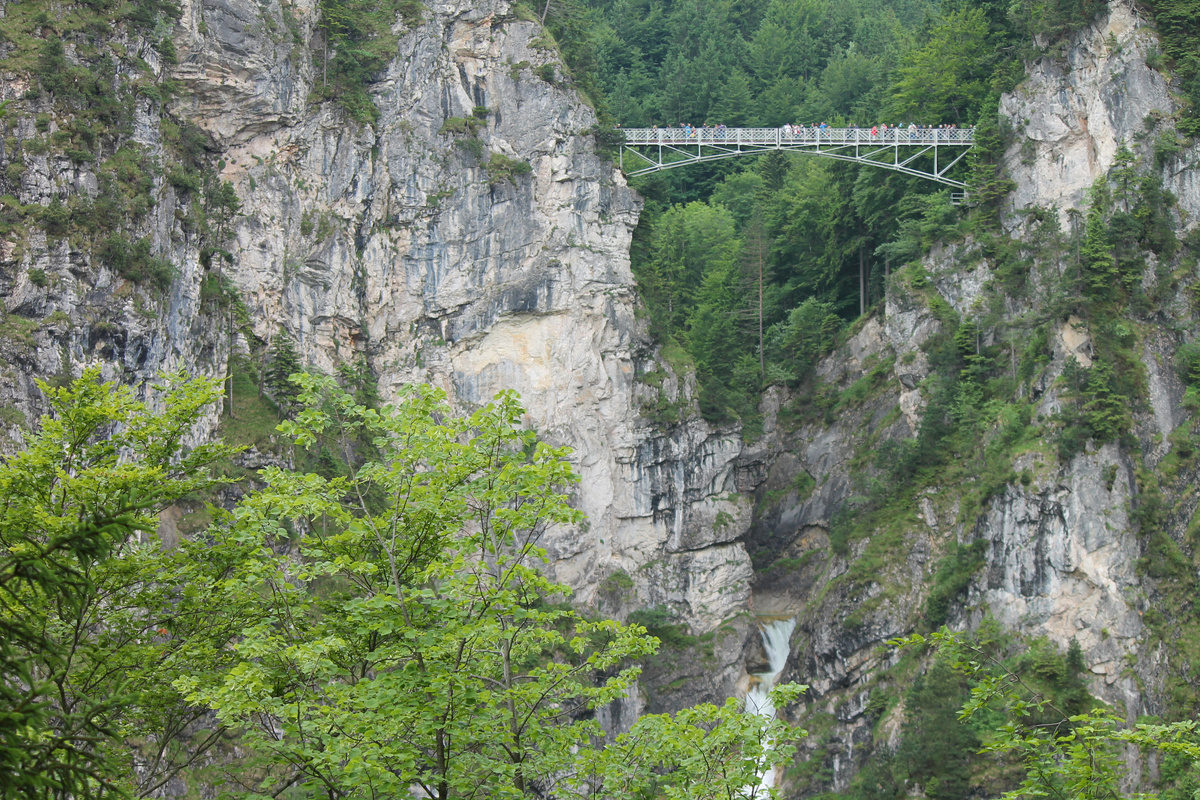 смотровая площадка в виде моста над ущельем напротив Замка Нойшванштайн, Германия