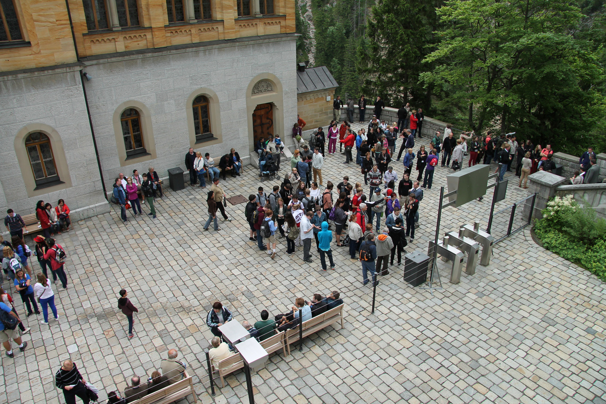 Посетители, ожидающие своего времени для входа в замок