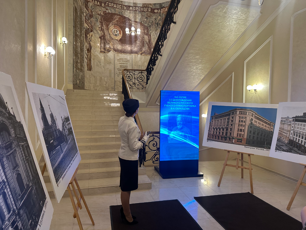 Экскурсию проводили студенты РУТ (МИИТ).  Холл 4 подъезда.