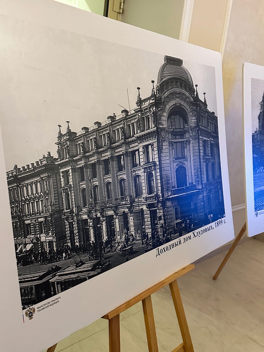 Обилие лепных деталей и других декоративных элементов придает зданию выразительность и уникальность, но при этом оно гармонично вписывается в характерный для Москвы конца XIX века архитектурный стиль. 