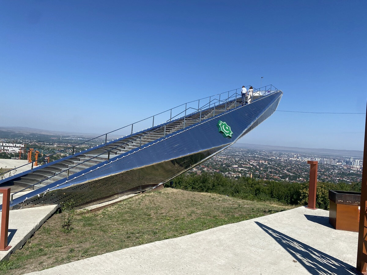 С площадки отличный вид на город, вокруг густая зелень и пение птиц