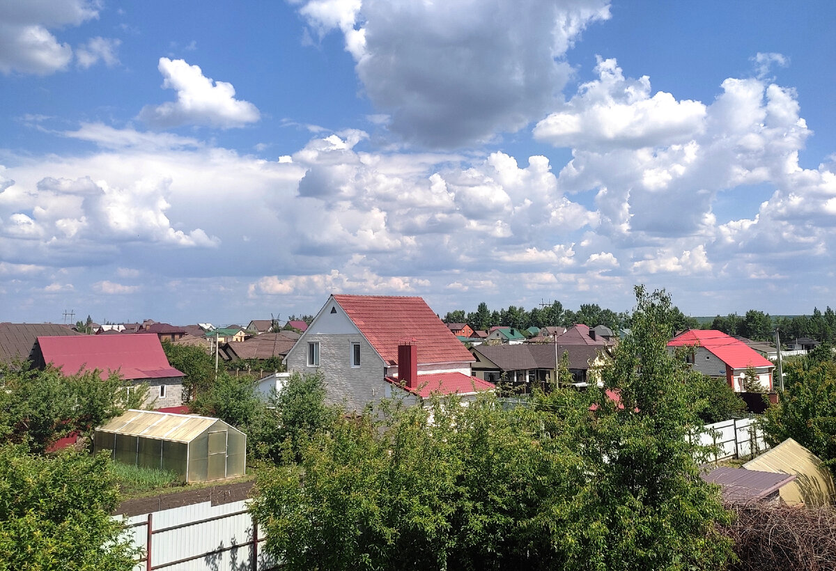 Массив давно жилой. Но многие тоже годами в процессе отделки.