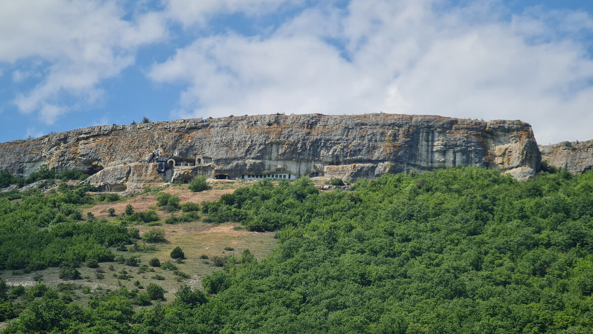 Гора Баба-Даг и на вершине руины Мангупа