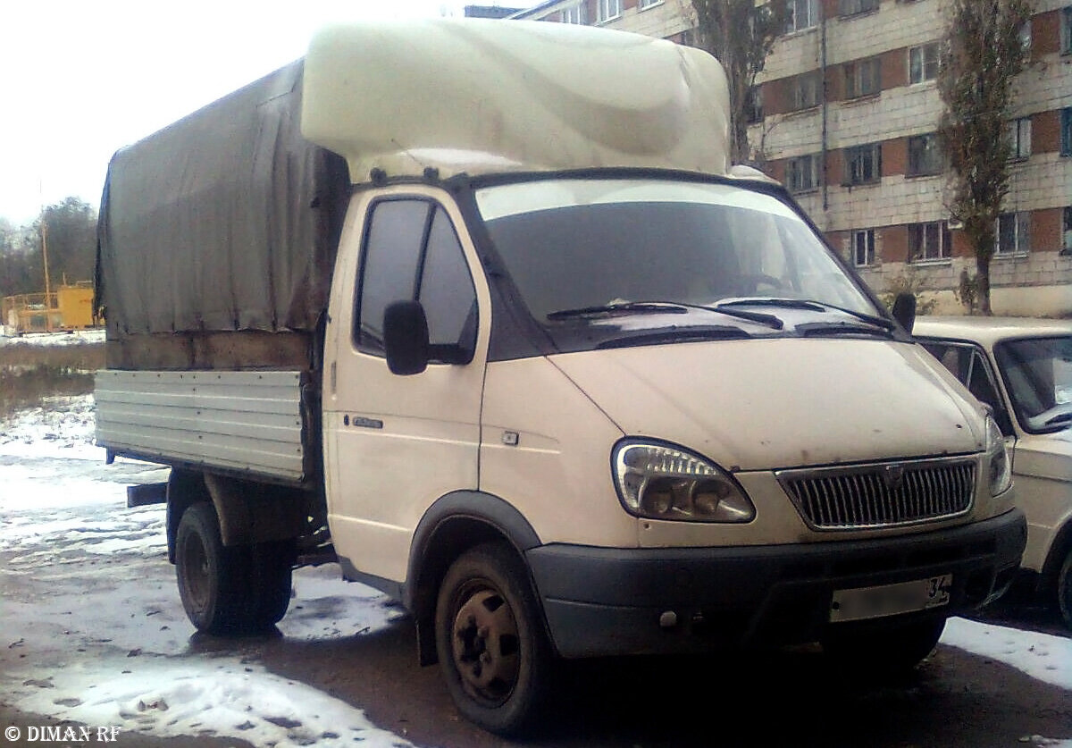 ГАЗ-3302, 2003 года выпуска. Борта перешиты, а в остальном вполне оригинал.