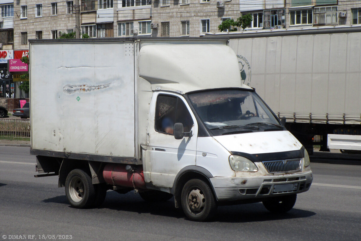 ГАЗ-3302, 2003 года выпуска. Установлен фургон модели 33022-0000350 производства ОАО «Арзамасский машиностроительный завод». Диски колёс от «ГАЗели Next».