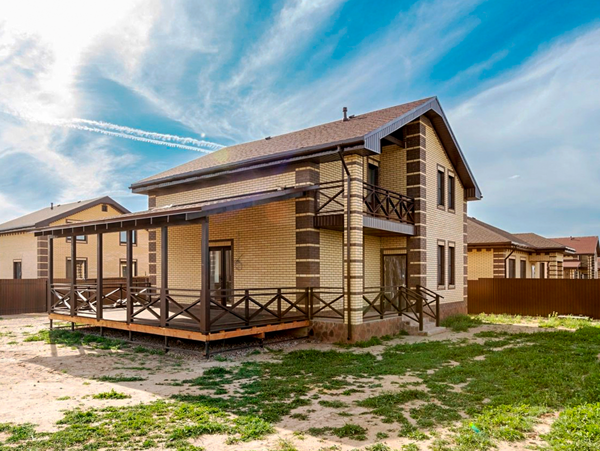 Мечтаете о большом доме с бассейном? 🏊‍♂️  Огромная кухня, просторная гостиная, комнаты для каждого члена семьи...  
Но,  увы,  иногда размеры - это не главное. 😥

Часто бывает, что  большой дом - это не роскошь, а головная боль:

* Большой дом - больше уборки! 🧹  Представьте себе пыль во всех этих уголках,  и как вам придётся бегать с пылесосом по огромным площадям.  
* Непродуманная планировка - это постоянные неудобства. 🚶‍♀️🚶‍♂️  Например,  вы провели  10 минут, чтобы дойти из спальни до кухни.  Или же ваша большая гостиная пустует,  потому что не хватает  мебели. 
* Высокие затраты на отопление и кондиционирование. 🥶🥵  В большом доме  больше площади нужно обогревать зимой и охлаждать летом, а это  значительные траты на коммунальные платежи.
* Сложнее обустроить,  сложнее жить.  🪑🛋️  Выбирая мебель для огромного дома,  вы рискуете затеряться в пустоте.  А  огромные коридоры  -  не всегда комфортное решение. 

Что же делать? 

Планирование дома - это не просто выбор красивых картинок в каталоге. 🤔

Важно:

* Правильно продумать функциональность каждого помещения.  
* Учесть все ваши потребности.  
* Составить план,  отталкиваясь от вашего образа жизни.  

Не бойтесь обратиться к специалистам!  👷‍♀️👷‍♂️  Профессиональный архитектор поможет вам создать  не просто дом,  а  уютное и функциональное пространство,  в котором вам будет комфортно жить. 

И помните,  что  идеальный дом - это не обязательно  самый большой дом. 😉