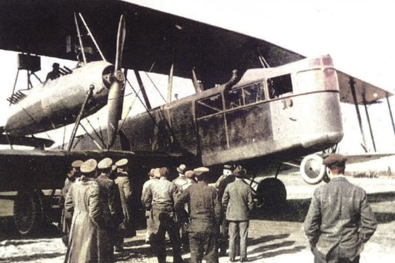 Первоначальный вид R.XIV с четырьмя тандемно расположенными моторами Austro-Daimler V-12 мощностью по 350 л.с. каждый. Как и R.VI бомбардировщик имел закрытую пилотскую кабину с обширным остеклением.