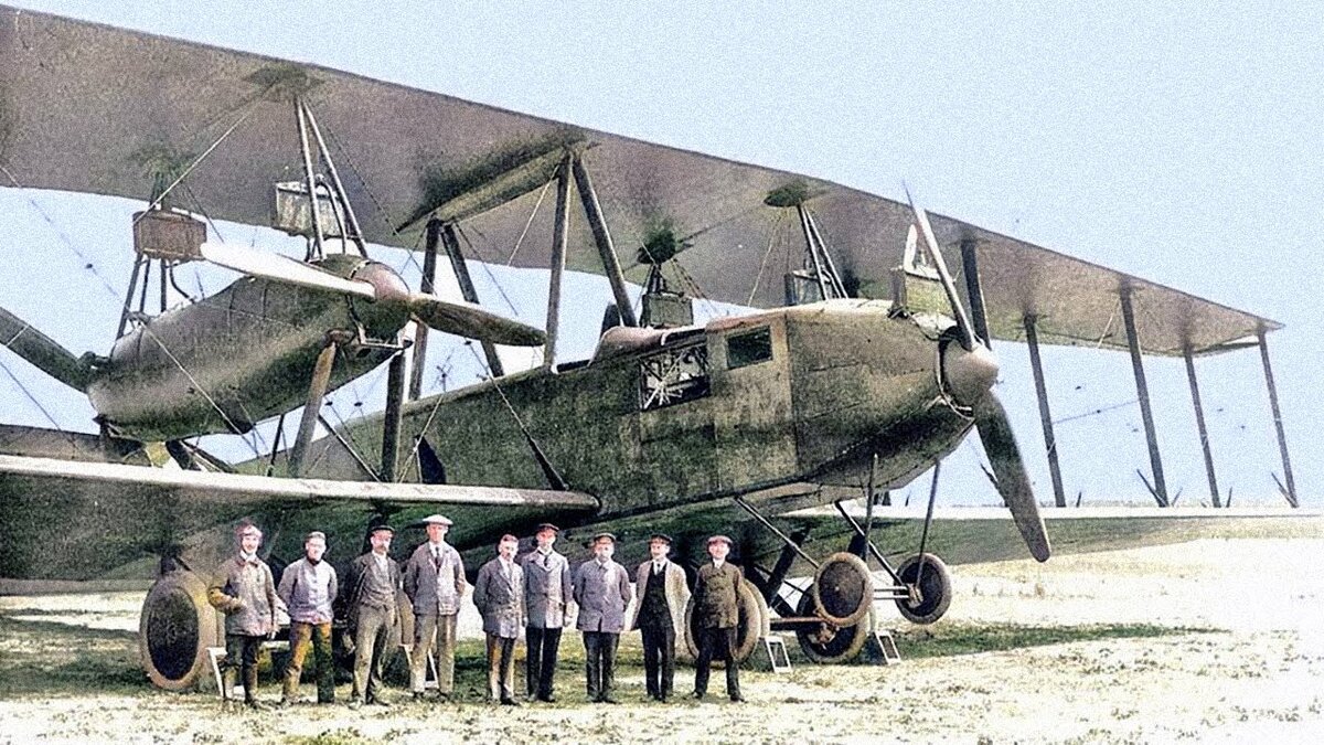 Заводские инженеры и пилоты у борта Zeppelin-Staaken R.XIVа