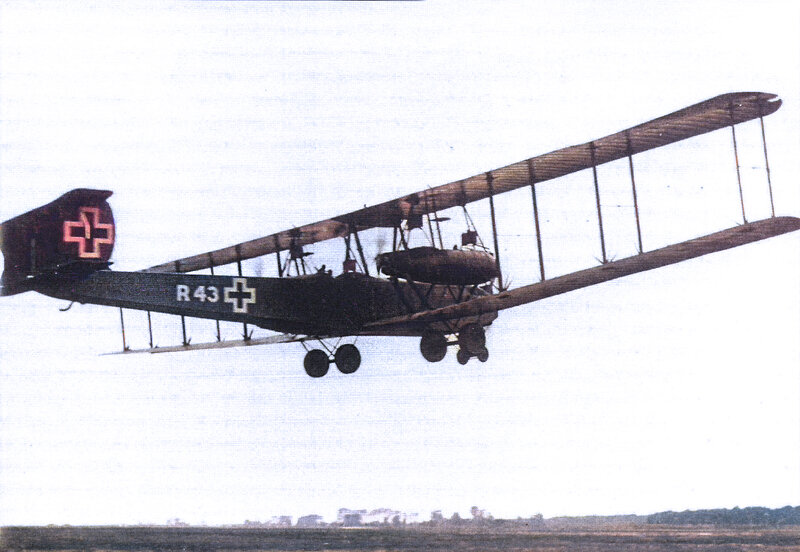 R.43 идет на взлет, весна 1918 года. Самолет уже имеет пять двигателей.