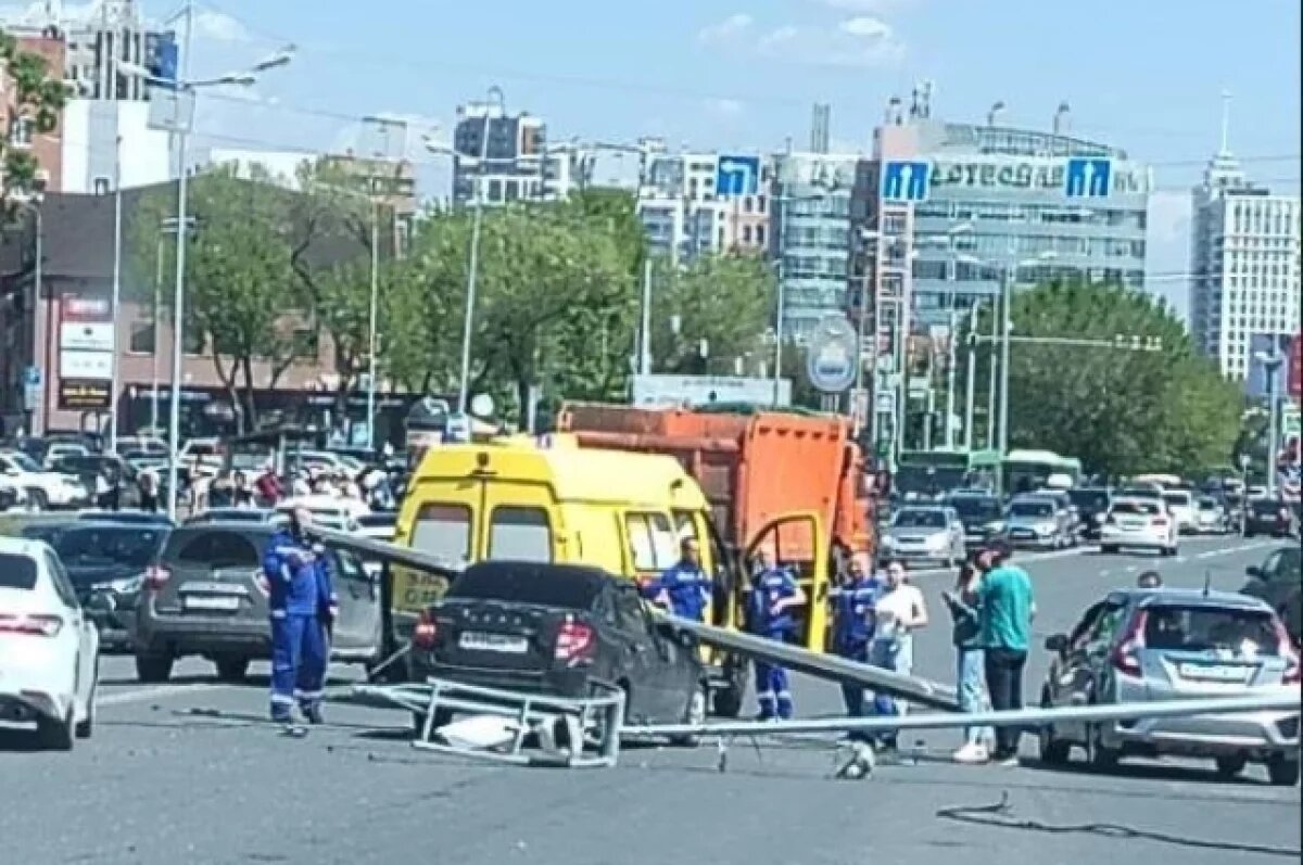    Столб пробил насквозь легковой автомобиль в ДТП в Тюмени