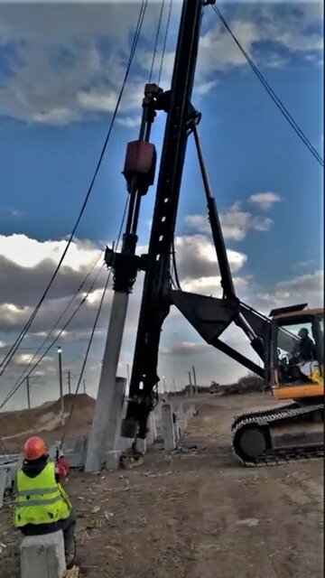 Забивка наклонной сваи до проектного отказа полноповоротной копрово-бурильной установкой КБУРГ-16 с наклоняемой мачтой.