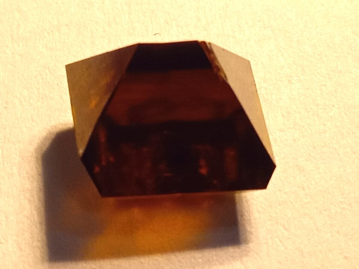    Крупный искусственный алмаз (пять карат), легированный азотом / © Сергей Буга, ТИСНУМ