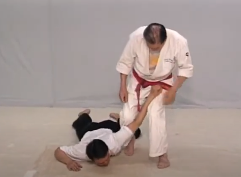 Уолли Джей демонстрирует технику дю-дзюцу Малого Круга. Фото с сайта https://www.youtube.com/watch?v=YECDZWxV2wk