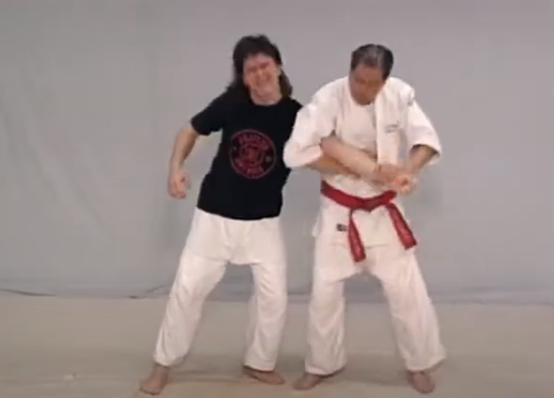 Уолли Джей демонстрирует технику дзю-дзюцу Малого Круга. Фото с сайта https://www.youtube.com/watch?v=YECDZWxV2wk