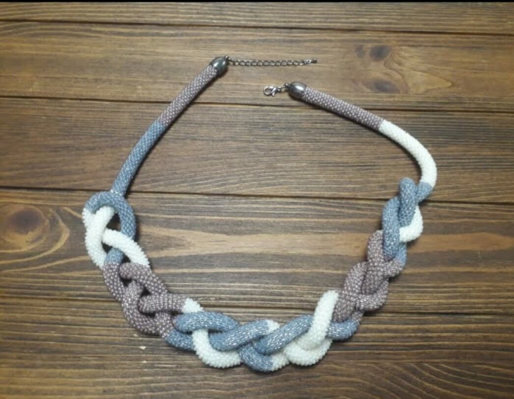 Трехцветный жгут из чешского бисера