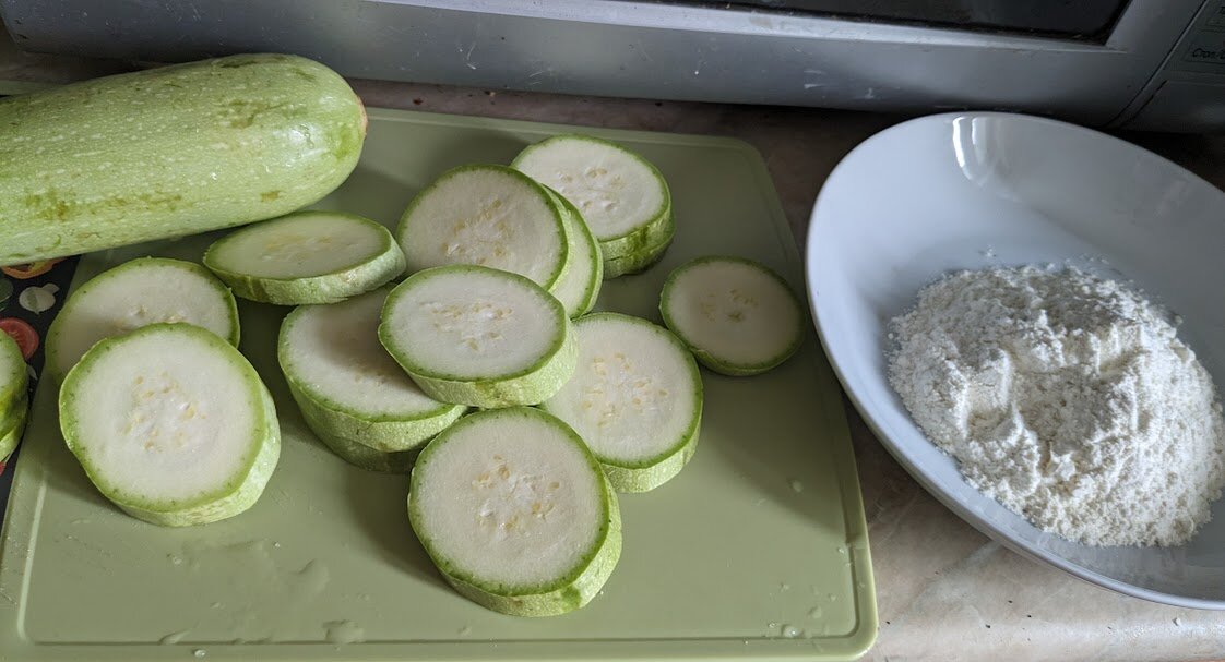 Нарезанные кружочками кабачки и мука. Фото автора