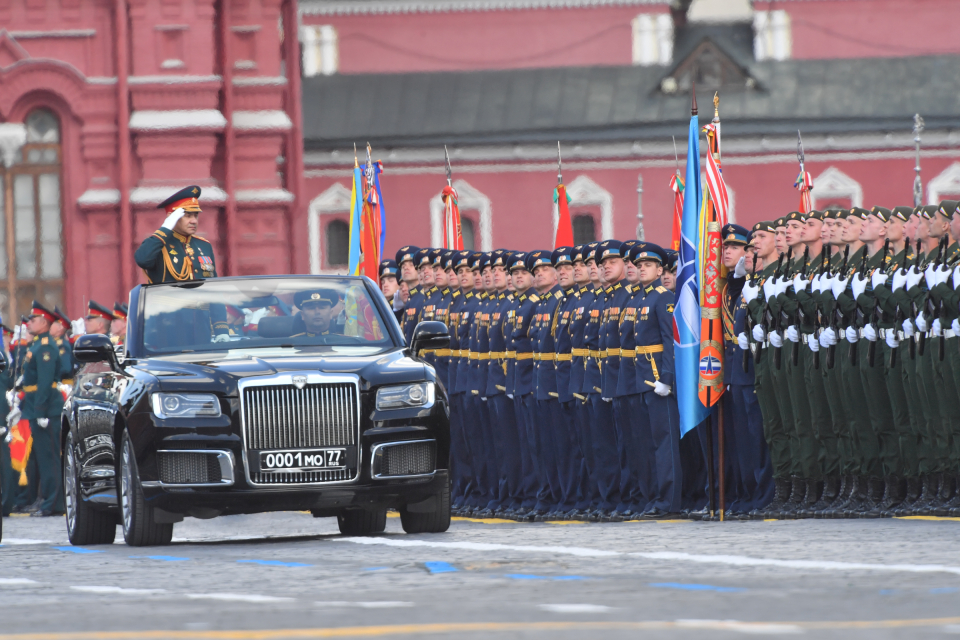 Пенсионеры смотрели 9 мая Парад Победы.