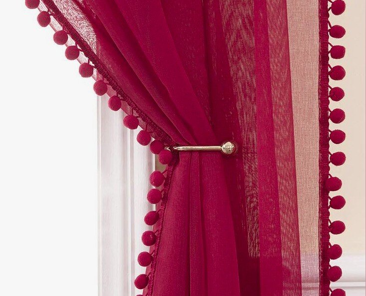 Такие помпоны на занавесках баба Римма называла "бобошки".