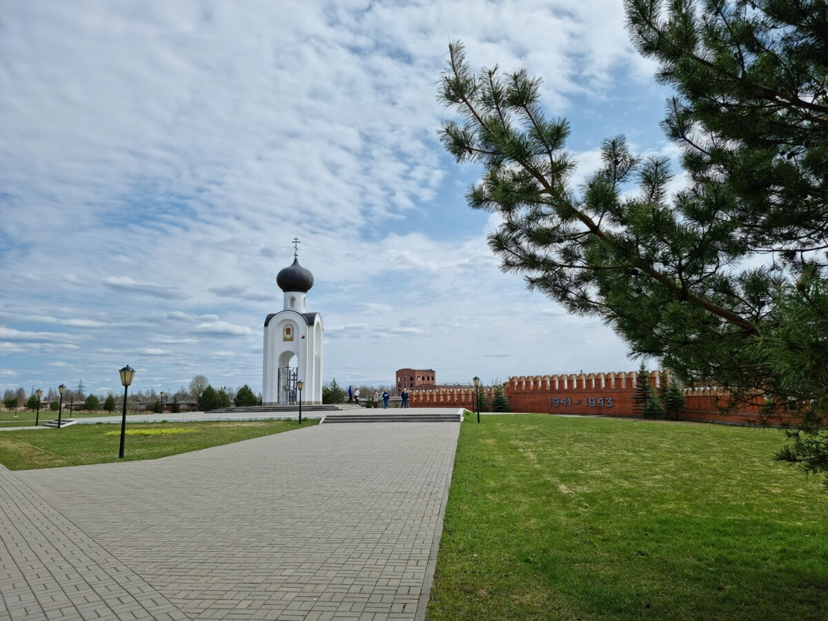 Мемориальное кладбище советских воинов. Часовня Александра Невского и имитация стены Московского Кремля