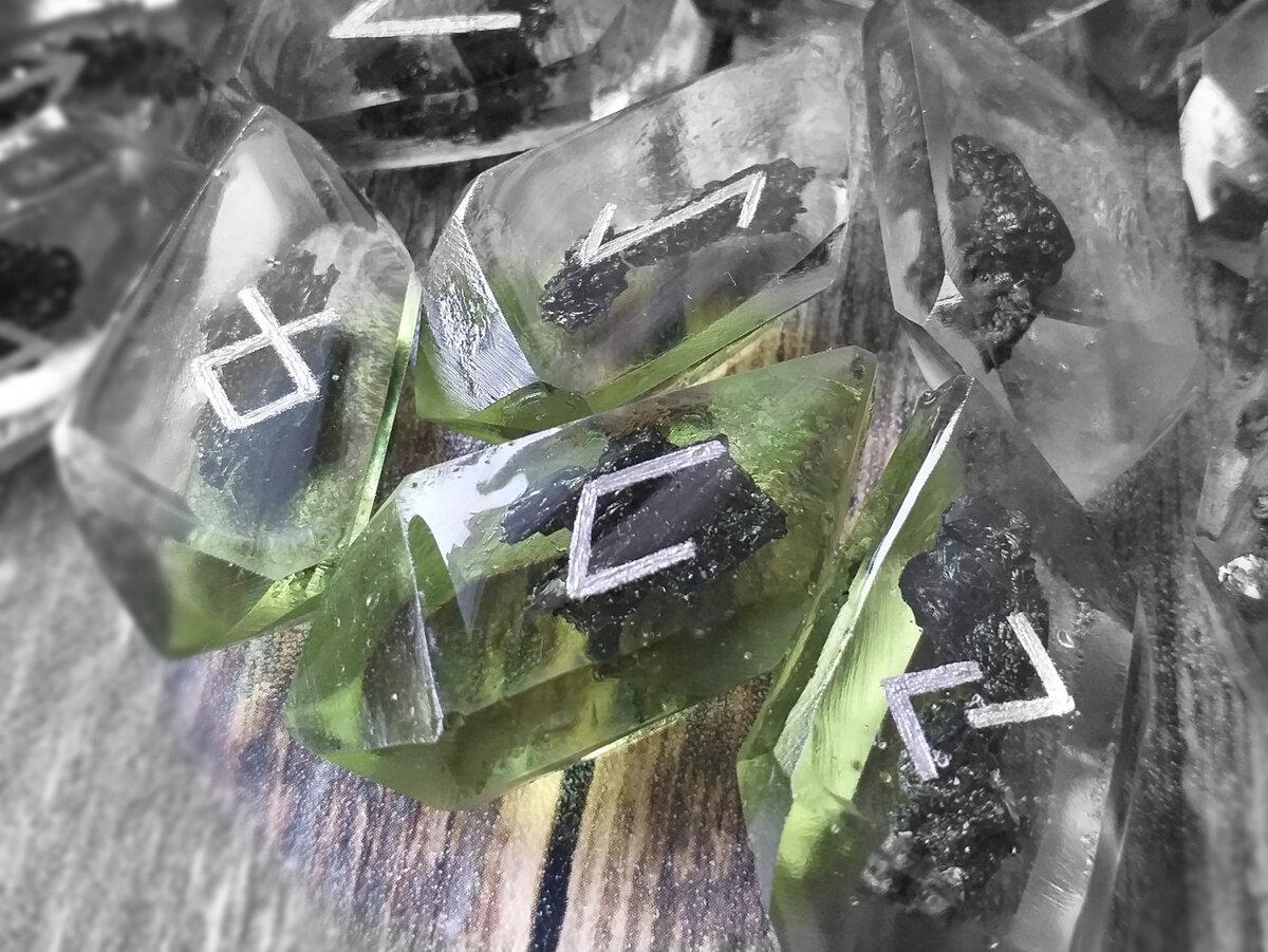 Руны на зеленых кристаллах (карбид кремния, эпоксидная смола), фото из магазина Шаманизм Руны XXI век на платформе Озон