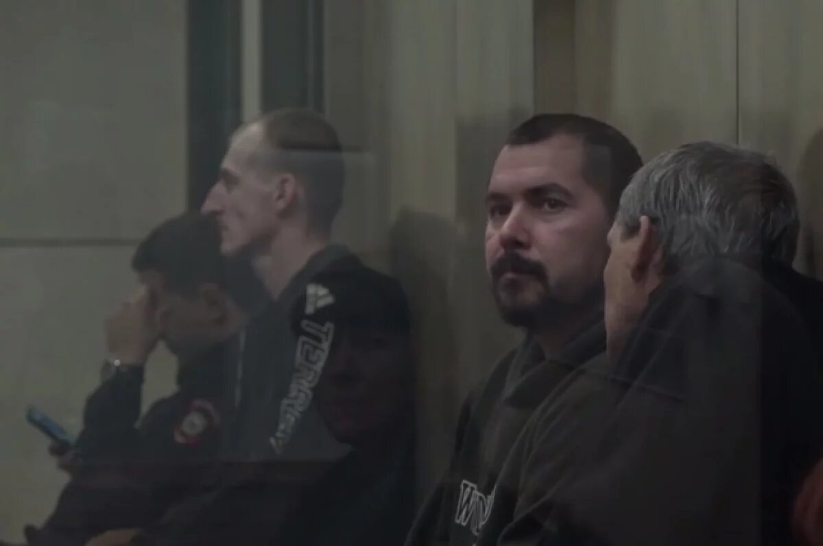    На фото - трое фигурантов.