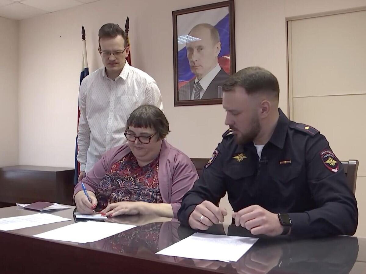    Вручение гражданке ФРГ Дагмар Хенн свидетельства о предоставлении временного убежища на территории Российской Федерации. Кадр видео© МВД Медиа