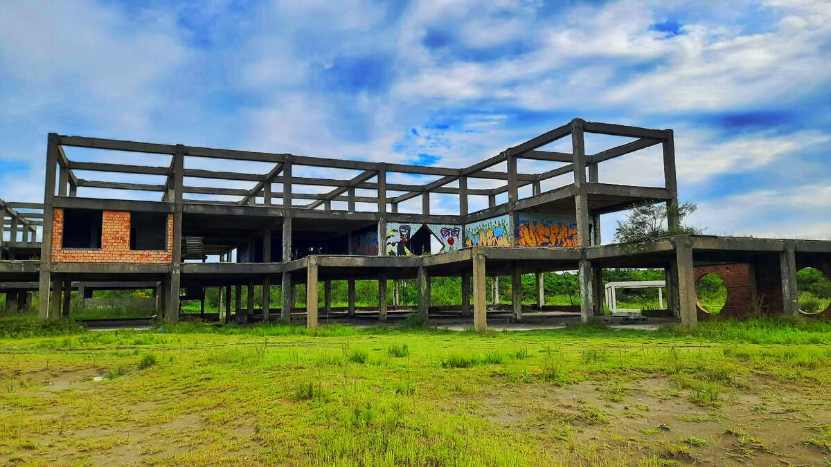 Заброшенная постройка. Берег Черного моря. Город Поти, Грузия.