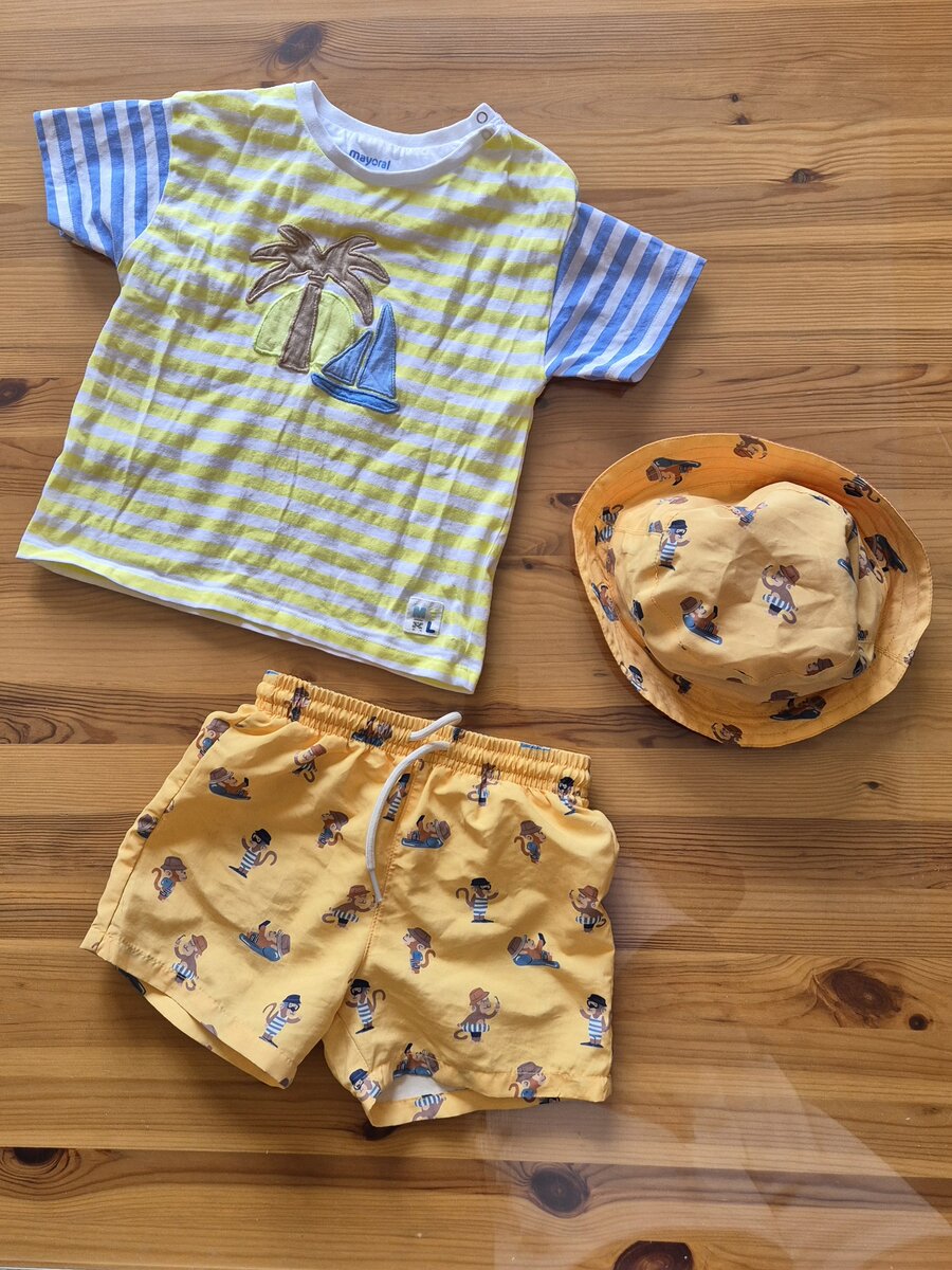 Гришке: футболка за 13 евро и комплект из плавательных шорт и панамы за 20 евро