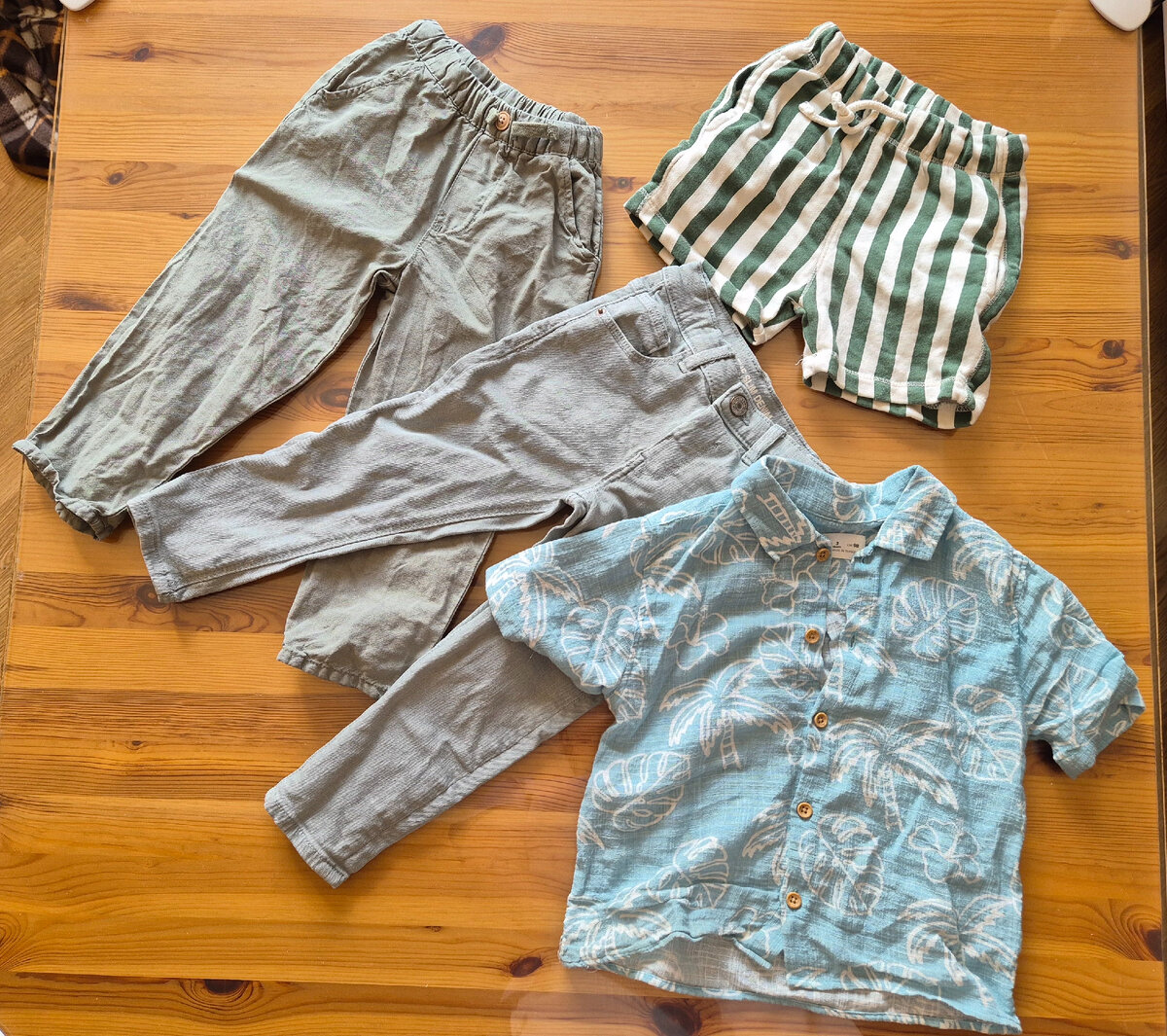 Льняные брюки в цвете хаки (15 евро), светлые джинсы на распродаже (8 евро), рубашка в гавайском стиле (16 евро), полосатые шорты (9 евро) - всё для Гришки