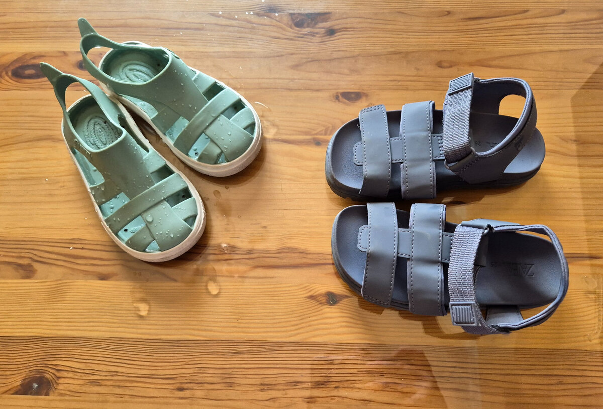 Правые сандалии - из Зары за примерно 30 евро, а левые - резиновые Boatilus за 25 евро 