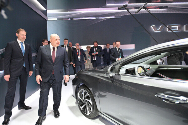    Председатель правительства РФ Михаил Мишустин во время осмотра павильона марки Volga на выставке IX конференции «Цифровая индустрия промышленной России» в Нижнем Новгороде / Александр Астафьев/ТАСС