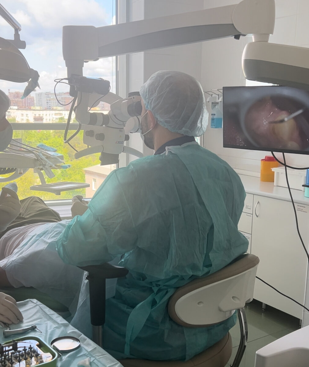 Операция микрохирургической имплантации в стоматологической клинике Dentmicro.ru .