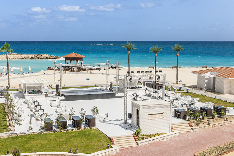 Египетский курорт Эль-Аламайн, расположенный на Средиземном море, может стать альтернативой другим популярным направлениям отдыха среди российских путешественников предстоящим летом.